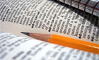 Libro abierto con lápiz.