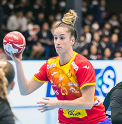 Nerea Pena, jugadora de balonmano, jugando.