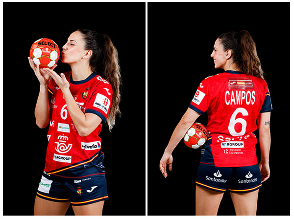Mujer joven con uniforme deportivo de balonmano de color rojo y azul, con el número 6 en el pecho y la espalda, y el apellido "CAMPOS" en la espalda. Se trata de la jugadora de balonmano Carmen Campos. En la imagen de la izquierda, está de perfil besando un balón de balonmano que sostiene en sus manos. En la imagen de la derecha, aparece de espaldas sujetando el balón contra la cadera derecha. Lleva el cabello recogido en una coleta alta y su uniforme está cubierto de varios logotipos de patrocinadores. El fondo es completamente negro, lo que hace resaltar a la persona y su vestimenta.