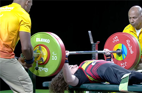 Loida Zabala, deportista de halterofilia, levantando pesas