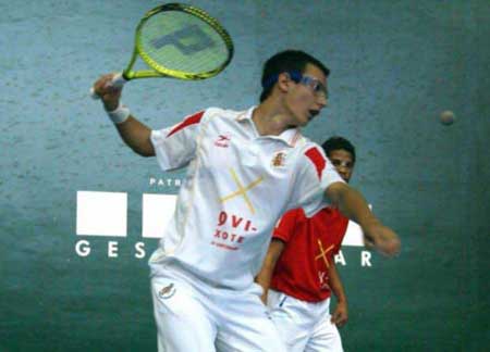 Adrián Allueva, jugador de frontenis.