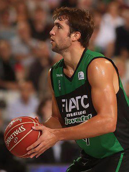 Nacho Llovet, jugando baloncesto.