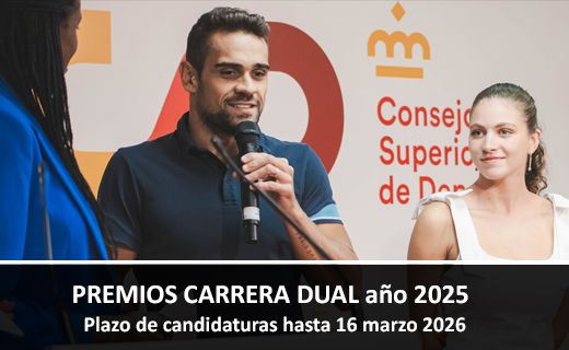 Tres personas hablando en un escenario, una de ellas en el centro sosteniendo un micrófono. Al fondo se ve un cartel con parte del logotipo y el texto “Consejo Superior de Dep…”. En la parte inferior de la imagen aparece una franja negra con el texto en blanco:  “PREMIOS CARRERA DUAL año 2025 Plazo de candidaturas hasta 16 marzo 2026”.