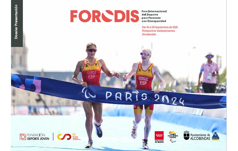 Fotografía de dos atletas con uniformes de España cruzando juntas la meta en una competencia, con el cartel de "PARIS 2024" delante de ellas. Ambas llevan gafas deportivas y están tomadas de la mano. Una de ellas tiene una camiseta que dice "GUIDE" (guía), lo que indica que acompaña a la otra atleta, probablemente con discapacidad visual. Arriba, hay texto promocional del “FORO INTERNACIONAL DEL DEPORTE PARA PERSONAS CON DISCAPACIDAD”, llamado "FORODIS", que se celebrará del 16 al 20 de septiembre de 2025 en Alcobendas. Hay logotipos de Fundación Deporte Joven, Comunidad de Madrid, Comité Paralímpico Español y Ayuntamiento de Alcobendas en la parte inferior. A la izquierda, aparece la etiqueta vertical “Dossier Presentación”