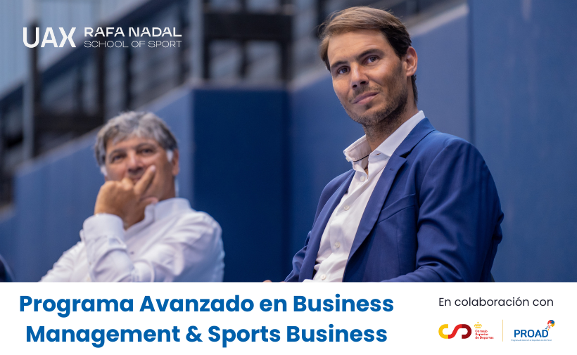 La imagen muestra a dos hombres sentados, uno de ellos es Rafa Nadal, quien está vestido con un traje azul y una camisa blanca. Ambos parecen estar en un entorno deportivo o académico. En la parte superior izquierda, se encuentra el logotipo de "UAX RAFA NADAL SCHOOL OF SPORT". En la parte inferior, hay un texto que dice "Programa Avanzado en Business Management & Sports Business". A la derecha, se menciona "En colaboración con" seguido de los logotipos del Consejo Superior de Deportes y PROAD.