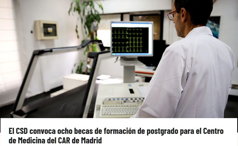 Un hombre con bata blanca de laboratorio visto de espaldas, observando la pantalla de un equipo médico que muestra un gráfico de ondas, posiblemente un electrocardiograma. A su lado derecho, hay una caminadora médica en una sala clínica bien iluminada, con una planta visible al fondo. Abajo aparece el texto: "El CSD convoca ocho becas de formación de postgrado para el Centro de Medicina del CAR de Madrid".