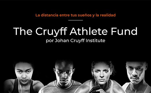 La imagen es un anuncio del "The Cruyff Athlete Fund" por el Johan Cruyff Institute. En la parte superior, hay una frase en color naranja que dice: "La distancia entre tus sueños y la realidad". Debajo de esta frase, en letras grandes y blancas, está el nombre del fondo: "The Cruyff Athlete Fund". Más abajo, en letras más pequeñas, se menciona "por Johan Cruyff Institute".  En la parte inferior de la imagen, hay cuatro fotografías en blanco y negro de atletas, cada uno mostrando una expresión de determinación. De izquierda a derecha, hay una mujer asiática, un hombre afroamericano, una mujer caucásica y un hombre caucásico.