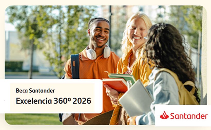 Imagen promocional de una beca universitaria. Tres estudiantes jóvenes están de pie conversando y sonriendo, cada uno con mochilas y carpetas o cuadernos en las manos. La persona del centro tiene la piel morena clara, viste una camisa naranja y lleva unos auriculares blancos alrededor del cuello. A su derecha hay una persona de piel clara y pelo rubio que sostiene varias carpetas de colores. A la izquierda, de espaldas parcialmente, hay una persona de pelo largo y oscuro, con una mochila beige y una carpeta gris. La escena está iluminada por luz natural, dando sensación de día soleado.  En la parte inferior izquierda aparece un recuadro claro con el texto: “Beca Santander Excelencia 360º 2026”  En la esquina inferior derecha hay un rectángulo blanco con el logotipo rojo de Santander y la palabra “Santander” en rojo.