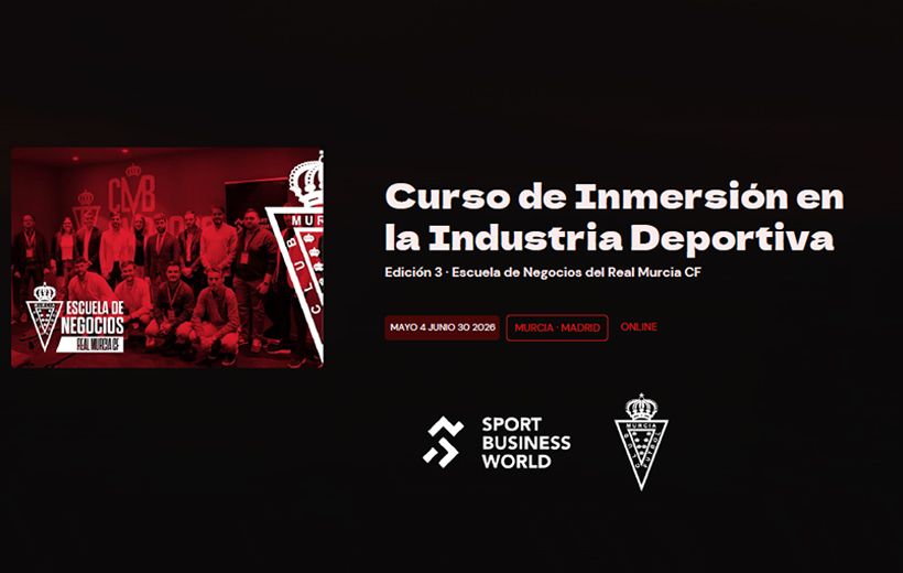 Cartel publicitario en tonos negro y rojo para un curso sobre deporte. A la izquierda hay una foto en rojo de un grupo de personas posando en interior; en la esquina inferior izquierda aparece el escudo del Real Murcia con el texto “ESCUELA DE NEGOCIOS REAL MURCIA CF”.  En la parte derecha del cartel aparece el siguiente texto grande en blanco: “Curso de Inmersión en la Industria Deportiva”  Debajo, en texto más pequeño: “Edición 3 · Escuela de Negocios del Real Murcia CF”  Más abajo hay tres recuadros rojos con texto blanco: “MAYO 4. JUNIO 30 2026” “MURCIA · MADRID” “ONLINE”  En la parte inferior derecha aparecen dos logotipos en blanco: Uno con el texto “SPORT BUSINESS WORLD” Y el escudo del Real Murcia CF.