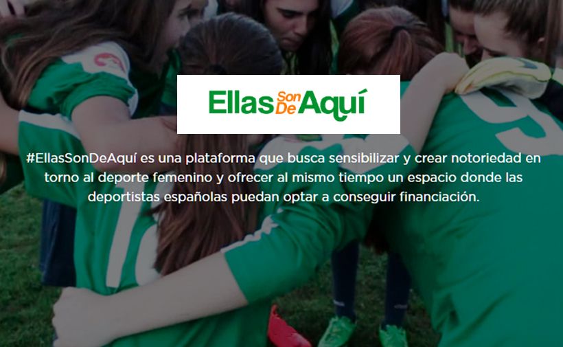 La imagen muestra a un grupo de mujeres deportistas abrazadas en círculo, vistiendo camisetas verdes. En el centro de la imagen hay un recuadro blanco con el texto "Ellas Son De Aquí" en letras verdes y naranjas. Debajo de este recuadro, hay un texto que dice: "#EllasSonDeAquí es una plataforma que busca sensibilizar y crear notoriedad en torno al deporte femenino y ofrecer al mismo tiempo un espacio donde las deportistas españolas puedan optar a conseguir financiación."