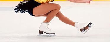 Piernas de patinadora sobre hielo