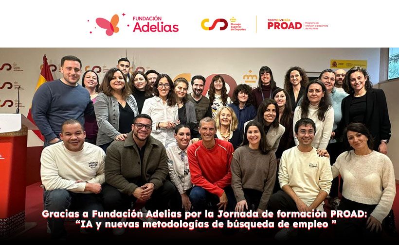 Grupo de aproximadamente 25 personas, compuesto tanto por hombres como por mujeres, posando y sonriendo para la cámara en un ambiente interior. Al fondo, se observan logotipos y símbolos de distintas organizaciones: Fundación Adelias, Consejo Superior de Deportes y PROAD, junto con el texto "Gracias a Fundación Adelias por la Jornada de formación PROAD: IA y nuevas metodologías de búsqueda de empleo". Hay una bandera de España a la izquierda y un ambiente amigable y profesional. El grupo parece estar celebrando o concluyendo una jornada formativa relacionada con inteligencia artificial y búsqueda de empleo.