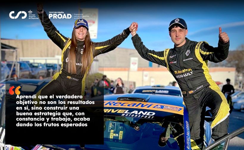 Dos pilotos de automovilismo, una mujer y un hombre, están de pie sobre un coche de carreras azul con detalles amarillos. Ambos llevan trajes de competición negros con detalles amarillos y logotipos de Renault, y están levantando un brazo en señal de victoria, sonriendo. El piloto masculino es Jóse Javier Pérez Briones. Al fondo se ven más coches y personas en un ambiente de circuito. En la esquina izquierda de la imagen hay un recuadro negro con una cita en letras blancas que dice:  "Aprendí que el verdadero objetivo no son los resultados en sí, sino construir una buena estrategia que, con constancia y trabajo, acaba dando los frutos esperados".  En la parte superior izquierda aparecen los logotipos del Consejo Superior de Deportes y del programa PROAD.