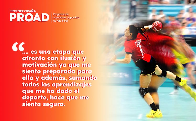 Imagen de la jugadora de balonmano Carmen Campos lanzando el balón. La fotografía muestra a Carmen Campos, vestida con camiseta roja y pantalones cortos negros, capturada en pleno salto mientras lanza un balón de balonmano. El fondo es una cancha cubierta con público en las gradas, y el efecto de desenfoque resalta el dinamismo de la acción.  A la izquierda, sobre un fondo que va de rojo a naranja, está el siguiente texto:  '…es una etapa que afronto con ilusión y motivación ya que me siento preparada para ello y además, sumando todos los aprendizajes que me ha dado el deporte, hace que me sienta segura.'  En la parte superior está el logo "TEAM ESPAÑA PROAD" junto al texto "Programa de Atención al Deportista de Alto Nivel".