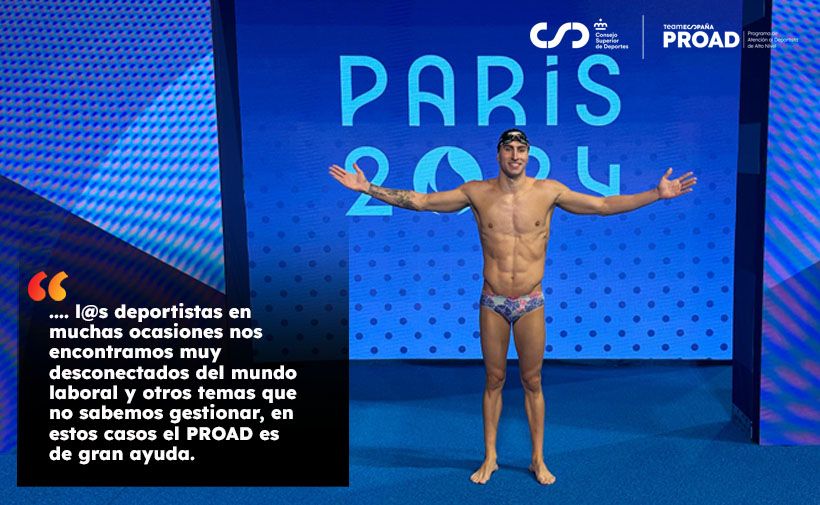 Nadador extremeño, César Castro, con gorro y bañador, posando de pie con los brazos abiertos frente a un fondo azul donde se lee "PARÍS 2024". En la esquina superior derecha están los logos del "Consejo Superior de Deportes", "PROAD" y "TECNIFICAR PARA PROAD". A la izquierda, sobre un recuadro negro, hay un texto en blanco que dice:  “... l@s deportistas en muchas ocasiones nos encontramos muy desconectados del mundo laboral y otros temas que no sabemos gestionar, en estos casos el PROAD es de gran ayuda.”