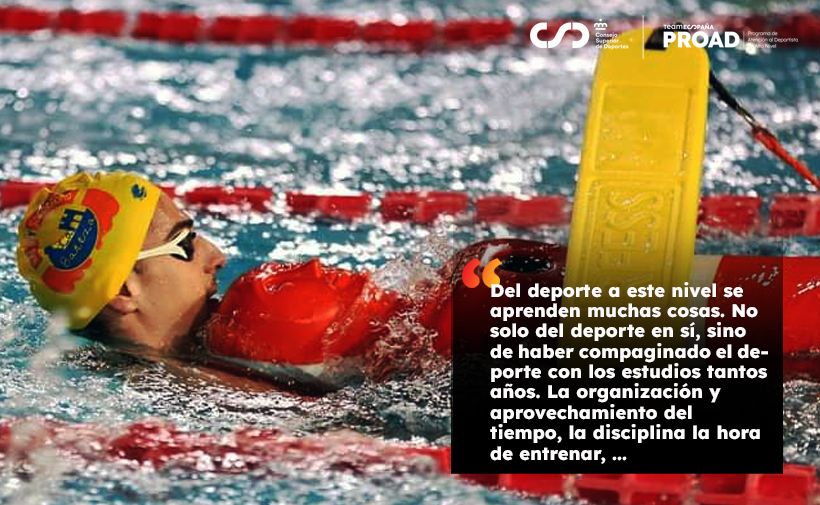 La imagen muestra al deportista Javier Huerga en una piscina. Lleva un gorro de natación amarillo con un diseño colorido y gafas de natación negras. Está en el agua, sosteniendo un maniquí de rescate naranja, lo que sugiere que está practicando salvamento acuático. En la parte superior derecha de la imagen, hay logotipos del Consejo Superior de Deportes y del Programa de Ayuda al Deportista (PROAD). A la derecha, sobre un fondo negro, hay un texto que dice: "Del deporte a este nivel se aprenden muchas cosas. No solo del deporte en sí, sino de haber compaginado el deporte con los estudios tantos años. La organización y aprovechamiento del tiempo, la disciplina la hora de entrenar, ...".