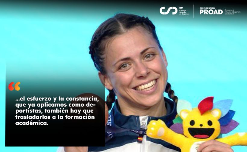 Marina Rueda, sonriente con dos trenzas, vestida con ropa deportiva y sujetando un peluche amarillo con melena de colores. En la parte izquierda de la imagen aparece un recuadro con el siguiente texto:  "...el esfuerzo y la constancia, que ya aplicamos como deportistas, también hay que trasladarlos a la formación académica."  En la parte superior derecha están los logotipos del Consejo Superior de Deportes (CSD) y del programa PROAD (Programa de Atención al Deportista de Alto Nivel). El fondo es de color azul claro.