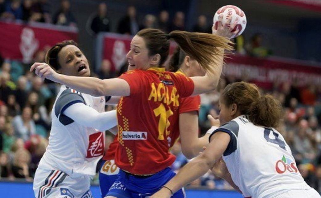 Macarena Aguilar, jugadora de balonmano jugando