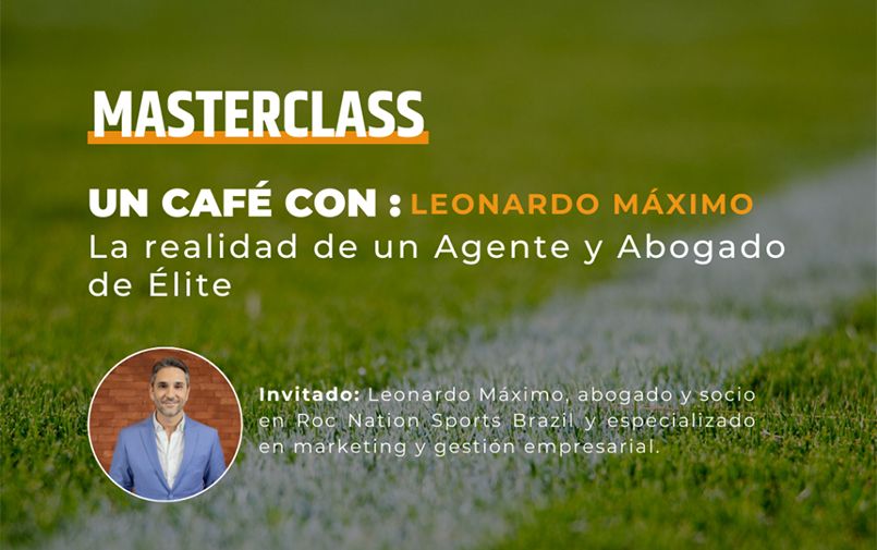 Banner promocional de una masterclass sobre césped de cancha de fútbol desenfocado en tonos verde intenso.  En la parte superior izquierda aparece el texto grande en blanco: “MASTERCLASS”, con una línea naranja debajo.  Debajo, en letras grandes: “UN CAFÉ CON :” en blanco “LEONARDO MÁXIMO” en naranja.  Más abajo, en texto blanco: “La realidad de un Agente y Abogado de Élite”.  En la esquina inferior izquierda hay un círculo con la foto de un hombre de piel clara, cabello corto canoso, sonrisa leve, vistiendo saco azul claro y camisa blanca, posando frente a una pared de ladrillo rojo.  A la derecha de la foto está el texto en blanco: “Invitado: Leonardo Máximo, abogado y socio en Roc Nation Sports Brazil y especializado en marketing y gestión empresarial.”