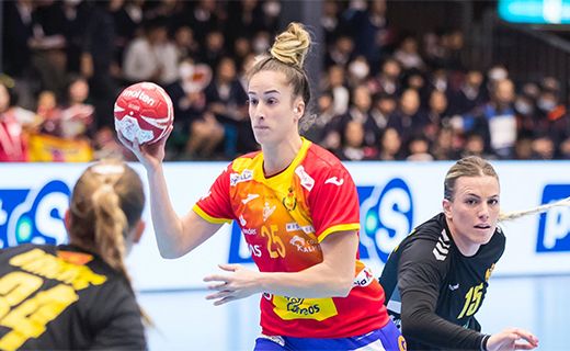 Nerea Pena, jugadora de balonmano, jugando.