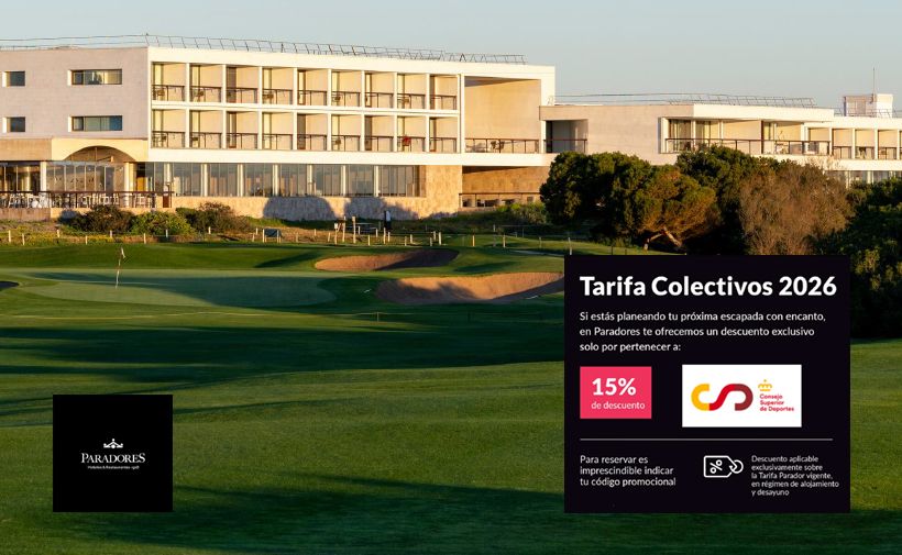 Edificio de hotel moderno junto a un campo de golf, visto al atardecer.  En la parte derecha, un recuadro oscuro con texto promocional: Tarifa Colectivos 2026 Si estás planeando tu próxima escapada con encanto, en Paradores te ofrecemos un descuento exclusivo solo por pertenecer a: 15% de descuento Para reservar es imprescindible indicar tu código promocional (Además aparece un texto pequeño sobre condiciones: Descuento aplicable exclusivamente sobre la Tarifa Parador vigente, en régimen de alojamiento y desayuno.)  Logotipo de Paradores en la esquina inferior izquierda sobre un recuadro negro.  Elementos visuales: Edificio blanco de varios pisos con balcones, césped verde y búnkers del campo de golf en primer plano, árboles a la derecha. Recuadro promocional con fondo negro y texto en blanco, elemento rojo mostrando el 15% y un logotipo a la derecha del porcentaje.