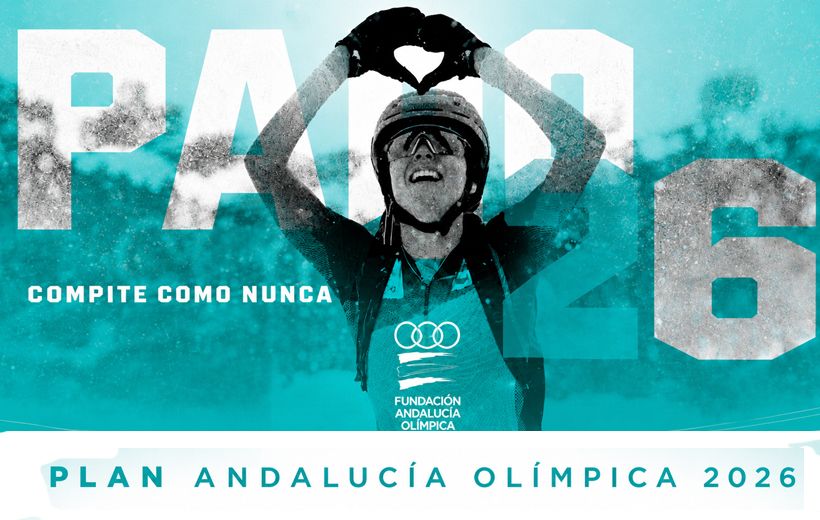 Cartel promocional con una deportista celebrando. En el centro aparece una mujer con casco y gafas, sonriendo con los brazos levantados y formando un corazón con las manos por encima de la cabeza. Viste una camiseta o maillot turquesa con el logotipo de tres aros entrelazados y debajo el texto “FUNDACIÓN ANDALUCÍA OLÍMPICA”. El fondo es turquesa con efectos de salpicaduras y niebla. Detrás de la deportista se distinguen en grande y en blanco los números “2 0” a la izquierda y “2 6” a la derecha, componiendo “2026”.  Texto en la parte izquierda, en mayúsculas blancas: “COMPITE COMO NUNCA”  Texto en la franja inferior, también en mayúsculas: “PLAN ANDALUCÍA OLÍMPICA 2026”