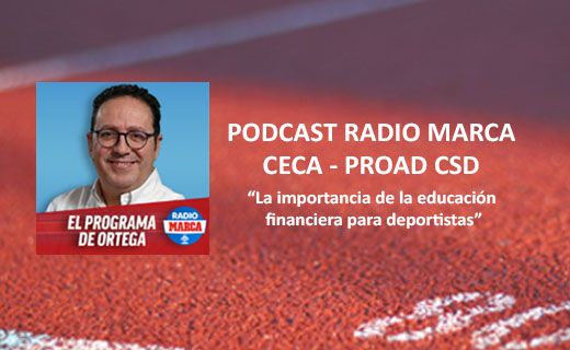 La imagen es un anuncio de un podcast de Radio Marca. En el lado izquierdo, hay una foto de un hombre con gafas y una camisa blanca, sonriendo. Debajo de la foto, hay un texto que dice "El Programa de Ortega" y el logo de Radio Marca. A la derecha de la foto, el texto dice "Podcast Radio Marca CECA - PROAD CSD" y debajo, en letras más pequeñas, "La importancia de la educación financiera para deportistas". El fondo de la imagen parece ser una pista de atletismo.