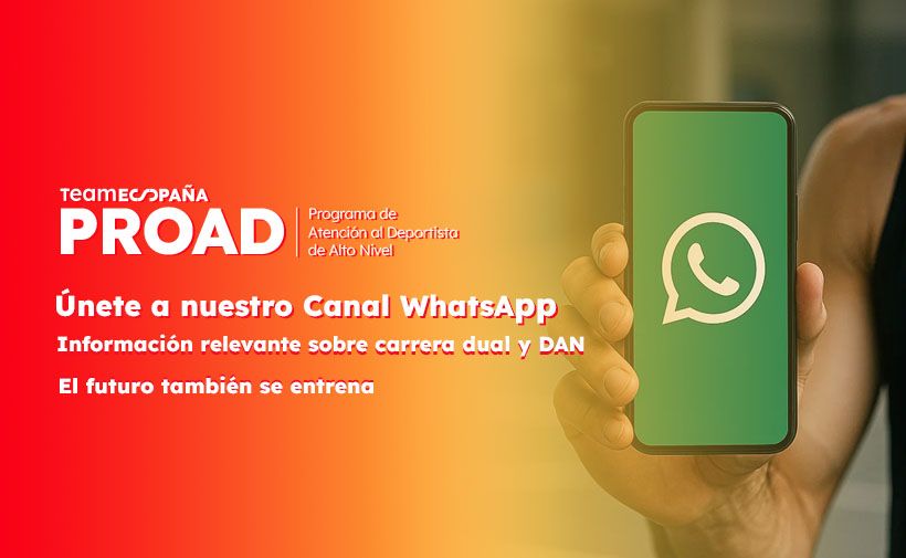 Una mano sosteniendo un teléfono móvil con la pantalla encendida mostrando el logotipo blanco de WhatsApp sobre un fondo verde.  Fondo: degradado de color rojo a amarillo. Texto en la imagen:  "team ESPAÑA PROAD Programa de Atención al Deportista de Alto Nivel  Únete a nuestro Canal WhatsApp Información relevante sobre carrera dual y DAN El futuro también se entrena"  La imagen está dividida en dos partes: a la izquierda, el texto en letras blancas y rojas sobre fondo degradado; a la derecha, la mano y el móvil.