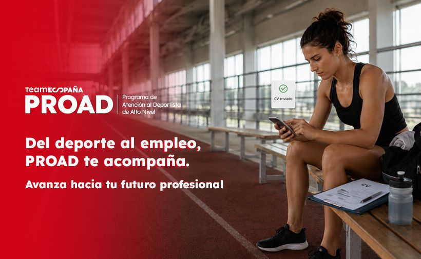 Una deportista sentada en un banquillo interior junto a una pista de atletismo. Está vestida con ropa deportiva negra sin mangas y mira concentrada un teléfono móvil que sostiene con ambas manos. Tiene el pelo castaño oscuro recogido en un moño alto y la piel de tono medio bronceado. Junto a ella, sobre el banquillo, hay una carpeta o cuaderno con la palabra “CV” impresa en grande en la esquina superior derecha, y una botella de agua transparente con tapa gris. A su lado también hay una mochila deportiva oscura. Encima del teléfono aparece un pequeño recuadro con un icono de verificación verde y el texto “CV enviado”.  En la parte izquierda de la imagen hay un fondo rojo con texto en blanco. El texto dice:  “TEAME ESPAÑA PROAD Programa de Atención al Deportista de Alto Nivel  Del deporte al empleo, PROAD te acompaña.  Avanza hacia tu futuro profesional”