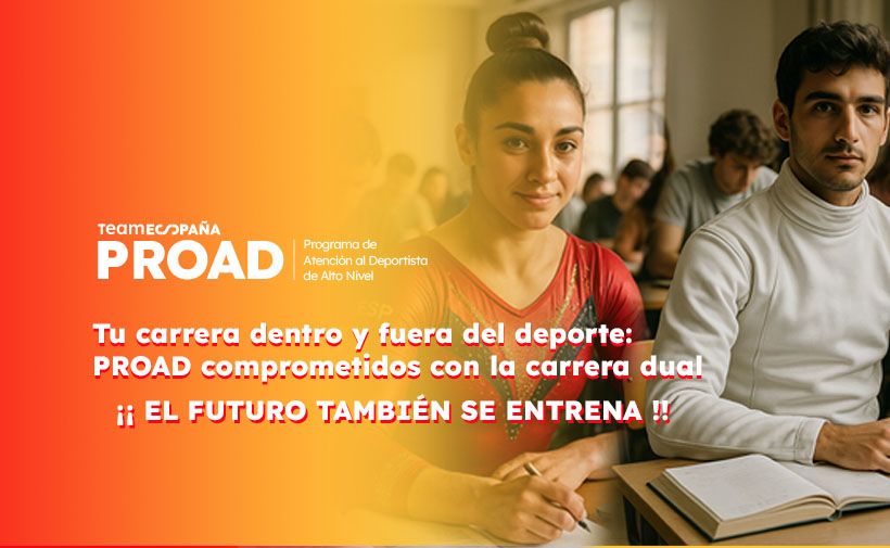 Dos personas jóvenes sentadas en un aula, una mujer en primer plano que lleva ropa deportiva y un hombre a su lado con un jersey claro, ambos mirando hacia el frente y con materiales de estudio sobre la mesa. El fondo muestra a otros estudiantes desenfocados. A la izquierda de la imagen, sobre un fondo degradado de naranja a amarillo, aparece texto en blanco que dice:  "TEAM ESPAÑA PROAD Programa de Atención al Deportista de Alto Nivel  Tu carrera dentro y fuera del deporte: PROAD comprometidos con la carrera dual ¡¡ EL FUTURO TAMBIÉN SE ENTRENA !!"