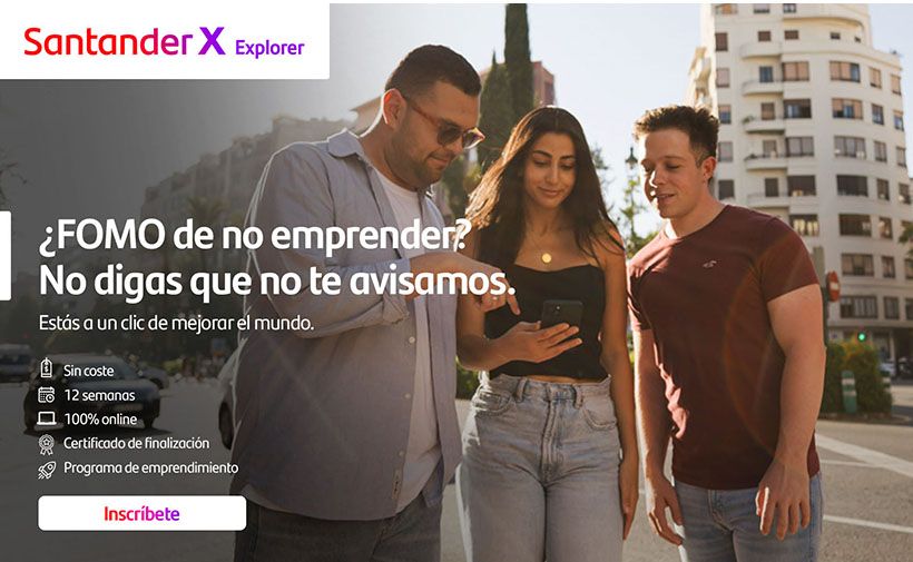 Fotografía de tres jóvenes en una calle urbana, dos hombres y una mujer, todos de pie y mirando juntos la pantalla de un teléfono móvil que sostiene la mujer. El hombre de la izquierda lleva gafas de sol y camisa clara, la mujer viste un top negro y vaqueros claros, y el hombre de la derecha lleva una camiseta marrón. Al fondo se ven edificios modernos y árboles, con luz de día.  Sobre la imagen, hay un texto promocional en blanco que dice: ¿FOMO de no emprender? No digas que no te avisamos. Estás a un clic de mejorar el mundo.  Debajo, aparecen iconos y texto con las siguientes características del programa: Sin coste 12 semanas 100% online Certificado de finalización Programa de emprendimiento  En la parte inferior, hay un botón rosa que dice: Inscríbete  En la esquina superior izquierda está el logo de Santander X Explorer.