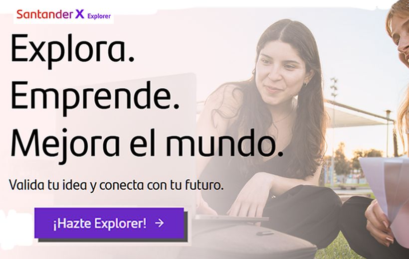 Publicidad de Santander X Explorer con una mujer joven sentada al aire libre. Ella tiene el cabello largo y oscuro, piel clara y una ligera sonrisa, y parece estar conversando con otra persona fuera de plano, con césped y una estructura blanca de fondo.  Texto en la imagen: “Santander X Explorer”  “Explora. Emprende. Mejora el mundo.”  “Valida tu idea y conecta con tu futuro.”  En un botón morado: “¡Hazte Explorer!”