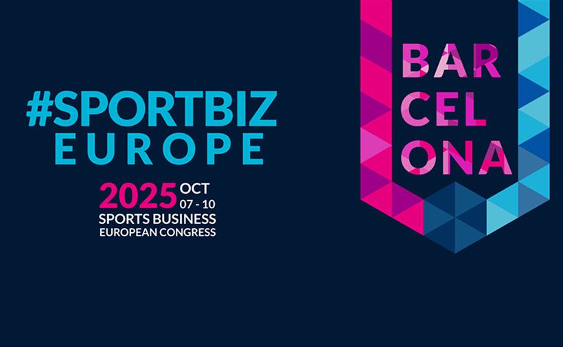 Anuncio de evento. Fondo azul oscuro con texto en colores azul celeste y rosa. En el lado izquierdo, se lee "#SPORTBIZ EUROPE" en azul celeste, seguido por "2025 OCT 07-10" en rosa y blanco, y debajo "SPORTS BUSINESS EUROPEAN CONGRESS" en blanco.  A la derecha, aparece una figura tipo cinta formada por triángulos en tonos rosas y azules, en cuyo interior se lee "BARCELONA" en letras mayúsculas rosas, distribuidas en tres filas: "BAR", "CEL", "ONA".