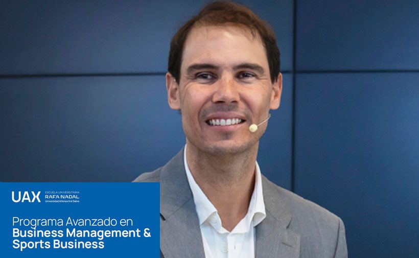 Hombre sonriente, que es Rafa Nadal, lleva un auricular de micrófono y viste chaqueta gris clara con camisa blanca en un entorno profesional. En la esquina inferior izquierda hay un recuadro azul con el siguiente texto:  UAX ESCUELA UNIVERSITARIA RAFA NADAL Universidad Alfonso X el Sabio  Programa Avanzado en Business Management & Sports Business